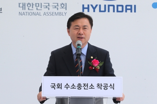 김영춘 국회수소경제포럼 위원장이 수소 충전소 착공식에서 축사를 하고 있다. /사진=뉴스1
