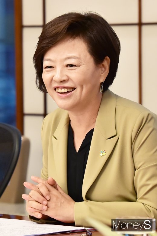 [머니S포토] 여가부-SC제일은행 협약, 미소 짓는 진선미 장관