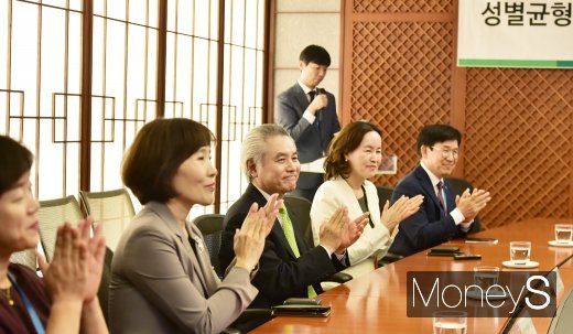 [머니S포토] 여가부-SC제일은행 협약, 박수치는 박종복 행장