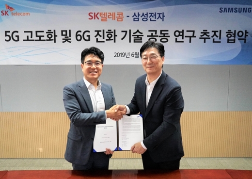 박진효 SK텔레콤 ICT기술센터장(왼쪽)과 전재호 삼성전자 네트워크사업부 개발팀장이 업무협약식 후 기념사진을 촬영하고 있다. /사진=SK텔레콤
