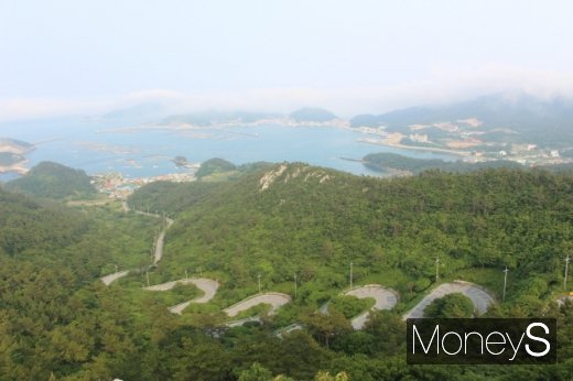 상라산 정상에서 바라본 흑산도 열두굽이길과 예리항 풍경. /사진=박정웅 기자