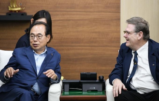 지난 18일 시청 7층 접견실에서 오거돈 시장이 (사)국제e스포츠연맹 콜린 웹스터 회장을 만나 e스포츠 발전을 위한 상호 협력이 필요한 사항 등에 적극 협력키로 했다./사진제공=부산시 