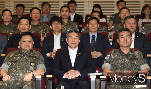 [머니S포토] 정경두 국방, 4차 산업혁명과 미래 스마트 국방 퍼포먼스 관람