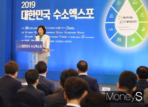 [머니S포토] 박영선 장관 '수소엑스포 개최 축하합니다'