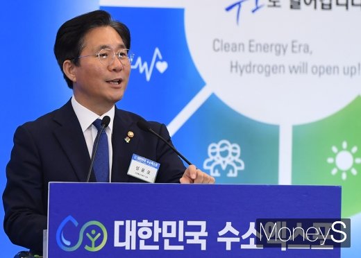 [머니S포토] '수소경제' 기조연설 하는 성윤모 산업통상자원부 장관