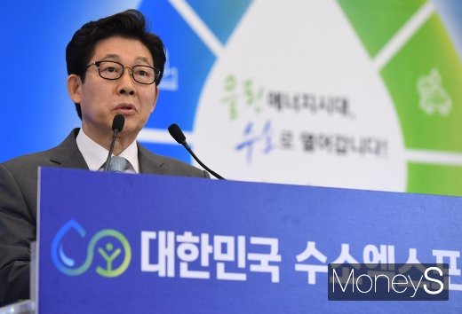 [머니S포토] 조명래 장관 '2019 수소엑스포 개최 축하합니다'