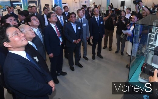 [머니S포토] 한국가스공사 부스 둘러보는 참석자들