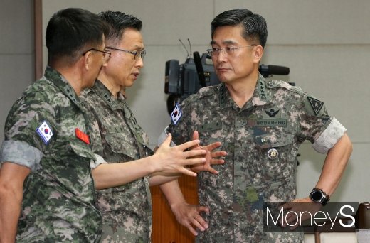 [머니S포토] 의견 나누는 서욱 육군참모총장