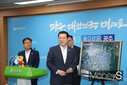 이용섭 광주광역시장이 19일 시청 브리핑룸에서 '광주 도시철도2호선 건설 1단계 공사 본격착수' 관련 기자회견을 열고 2호선 공사구간을 설명하고 있다./사진제공=광주광역시