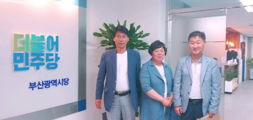 더불어민주당 부산시당을 방문한 주민대책위원회 위원 공성익 모전리 이장, 강영조 강변2리 이장, 이태호 위원장(왼쪽부터)./사진제공=주민대책위원회 