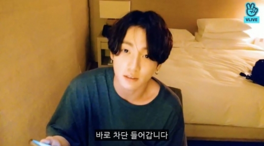 정국. /사진=사진=네이버 V라이브 BTS Live : 행복한 시간 후 여유로운 한잔 화면 캡처    