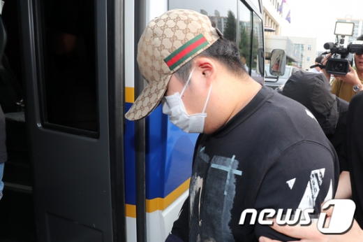 19일 오전 광주 북부경찰서에서 친구를 상습적으로 폭행해 숨지게 한 A군(18)등 10대 4명이 살인 등의 혐의로 검찰에 송치되고 있다. /사진=뉴스1