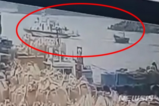 북한 어선. /사진=뉴시스(강원 삼척항 인근 CCTV 캡처)    