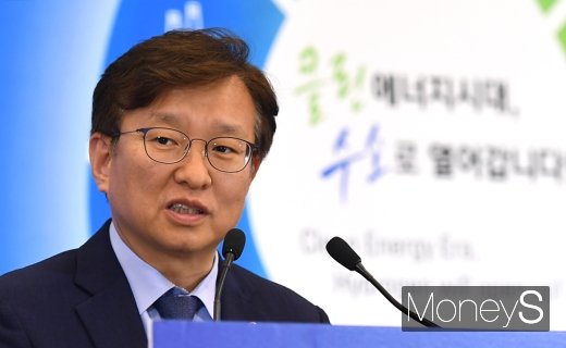 [머니S포토] 수소엑스포에서 축사하는 권칠승 의원