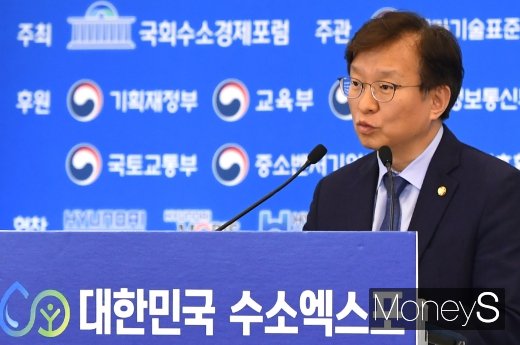 [머니S포토] 권칠승 더불어민주당 의원의 수소엑스포 축사