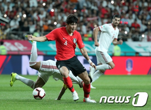 잉글랜드 프리미어리그 소속 왓포드가 김민재(가운데)를 향한 관심들 재차 드러냈다. /사진=뉴스1