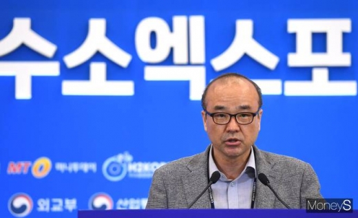 박진남 경일대 신재생에너지학부 교수가 20일 오전 서울 중구 동대문디자인플라자(DDP)에서 열린 2일차 '2019 대한민국 수소엑스포'에서 수소 경제 활성화 필요성 및 로드맵 구체화를 주제로 강연을 하고 있다. / 사진=장동규 기자