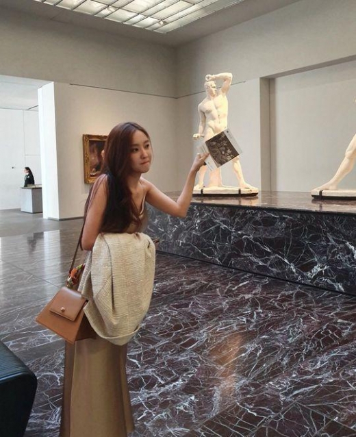 효민 근황, 민소매 드레스에 시선 끄는 '8등신 몸매'