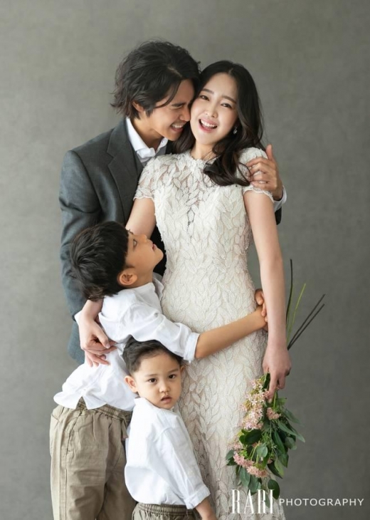[★화보] 정태우, 결혼 10주년 리마인드 웨딩사진 '행복 뿜뿜'