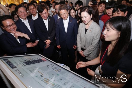 [머니S포토] SKT 5G 스마트 오피스 전시장 찾은 장관들