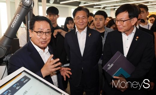 [머니S포토] 유영민 장관 '5G 도입의 의미는 뭘까'