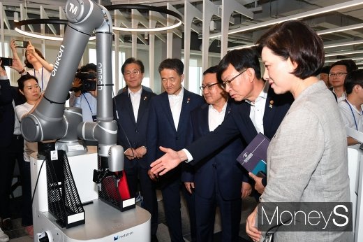 [머니S포토] 5G 기술기반 모바일 오피스 체험하는 장관들