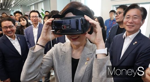 [머니S포토] 신비한 세상, 소셜 VR 체험하는 유은혜 부총리