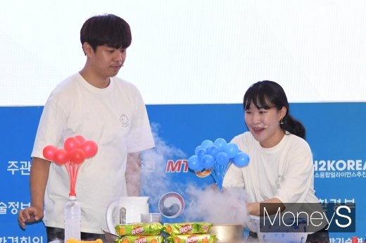 [머니S포토] 코코보라 '신기한 수소 실험'