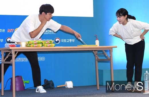 [머니S포토] 코코보라 '폭발하지 마라~?'