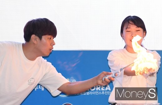 [머니S포토] 코코보라 '손에 불이 붙었네!'