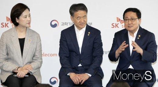 [머니S포토] 유영민 장관, 