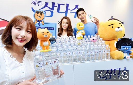 [머니S포토] 제주 삼다수, 여름맞이 카카오프렌즈 한정판 출시