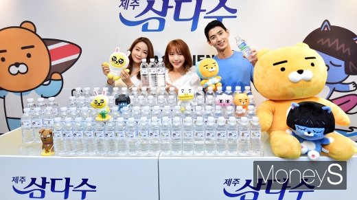 [머니S포토] 제주 삼다수, 여름맞이 카카오프렌즈 한정판 출시