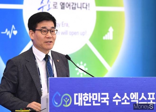 허영택 한국가스안전공사 기술이사가  20일 오전 서울 중구 동대문디자인플라자(DDP)에서 열린 2일차 '2019 대한민국 수소엑스포'에서 수소자동차 충전소 설치 및 체계적 안전관리제도를 주제로 강연하고 있다.  / 사진=장동규 기자