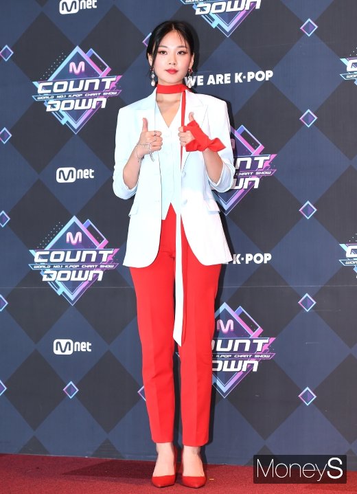 [머니S포토] 비비, 강렬한 레드 패션