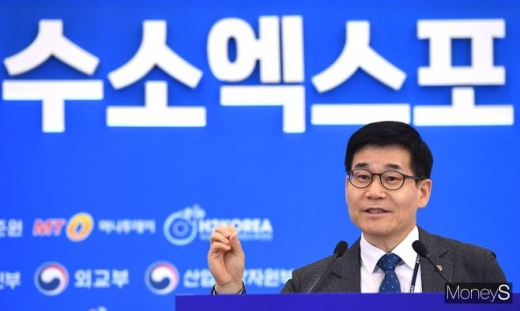 허영택 한국가스안전공사 기술이사가 20일 오전 서울 중구 동대문디자인플라자(DDP)에서 열린 2일차 '2019 대한민국 수소엑스포'에서 수소자동차 충전소 설치 및 체계적 안전관리제도를 주제로 강연하고 있다. / 사진=장동규 기자