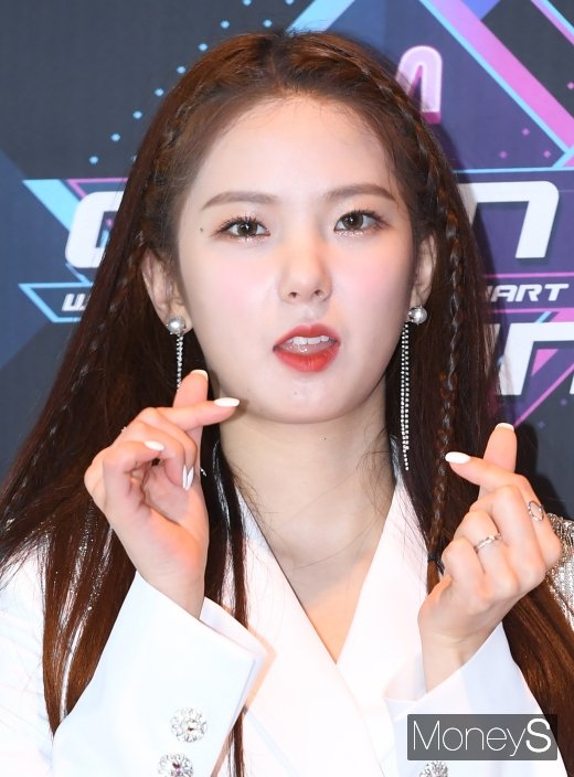 [머니S포토] CLC 최유진 '깜찍 하트 뿅'
