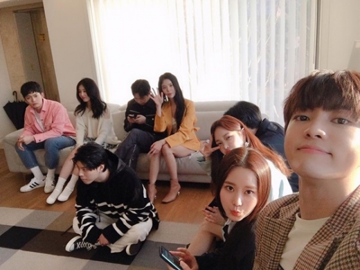 (오른쪽부터 시계 반대 방향으로) 이우, 차희, 고성민, 남태현, 장재인, 딥샤워, 아이디, 최낙타. 그리고 바닥에는 빅원. /사진=장재인 인스타그램 