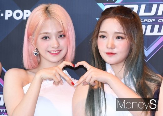 [머니S포토] 프로미스나인 이나경·노지선 '러블리한 합체 하트'