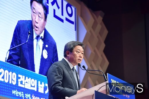 [머니S포토] 유주현 회장, 