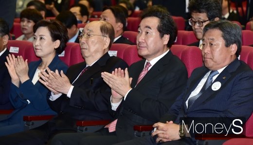 [머니S포토] 2019 건설의날, 박수치는 내-외빈