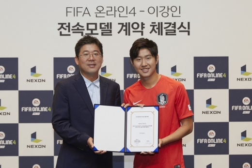 이강인 선수(오른쪽)이 피파온라인4 홍보모델 체결식을 진행하고 기념사진을 찍고 있다. /사진=넥슨