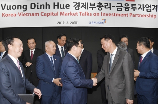 브엉 딘 후에 베트남 경제부총리(가운데 왼쪽)와 권용원 금융투자협회장이 간담회 자리에서 악수를 하고 있다. /사진=금융투자협회