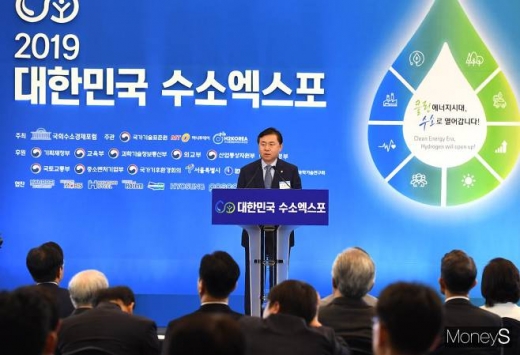 김영춘 국회 수소경제포럼 위원장이 서울 중구 동대문디자인플라자(DDP)에서 열린 '2019 대한민국 수소엑스포'에서 개회사를 하고 있다. /사진=장동규 기자