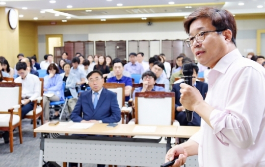 염태영 수원시장이 정부세종청사 고용노동부 대회의실에서 ‘지역주도 일자리창출을 위한 중앙정부의 역할’ 주제로 강연하고 있다. / 사진제공=수원시