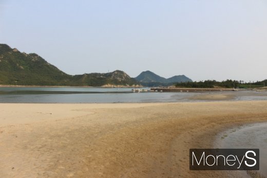 시목해변 전경. 가까이 잘 정돈된 캠핑장이 있다. /사진=박정웅 기자