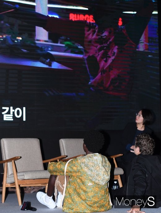 [머니S포토] '기묘한 이야기 3' 예고편 바라보는 케일럽 맥러플린·게이튼 마타라조