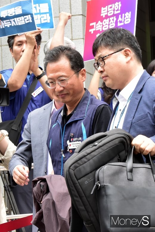 [머니S포토] 법정 나서는 김명환 민주노총 위원장