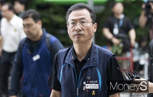김명환 전국민주노동조합총연맹 위원장(54)이 불법집회 주도 및 공무집행방해 혐의로 21일 서울 양천구 신월로 서울 남부지방법원에서 열린 영장실질심사(구속 전 피의자 심문)에 출석했다. /사진=임한별 기자