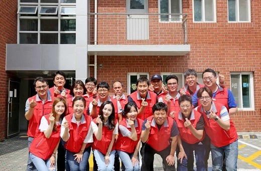 ABL생명 임직원 20여명이 지난 20일 서울시 강서구에 위치한 지온보육원에서 아동 돌보기 및 청소 봉사활동 실시 전에 단체사진을 촬영하고 있다. / 사진=ABL생명